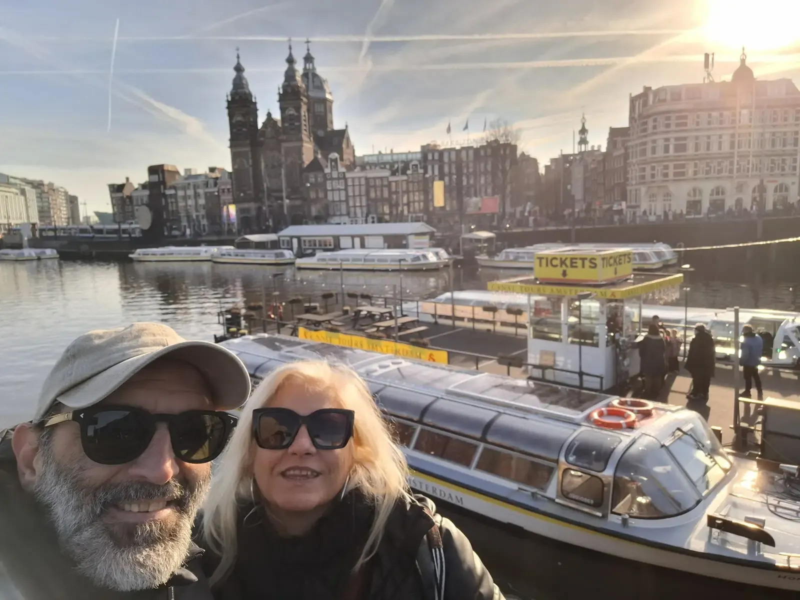 Amparo y Emy en el embarcadero de los cruceros por los canales de Ámsterdam, con la basílica de San Nicolás al fondo