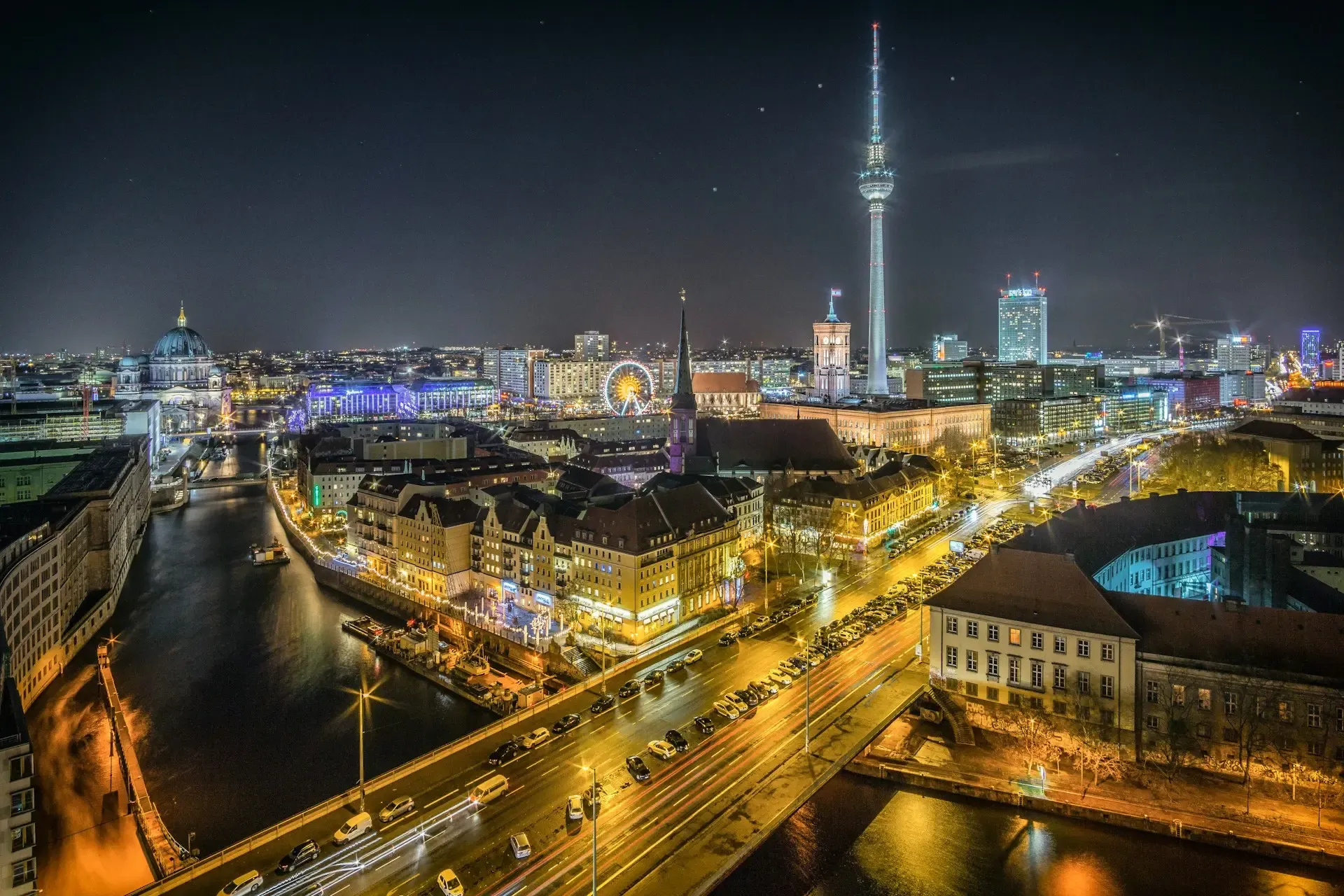 Vista nocturna del horizonte de Berlín con la Torre de Televisión y el río Spree iluminados