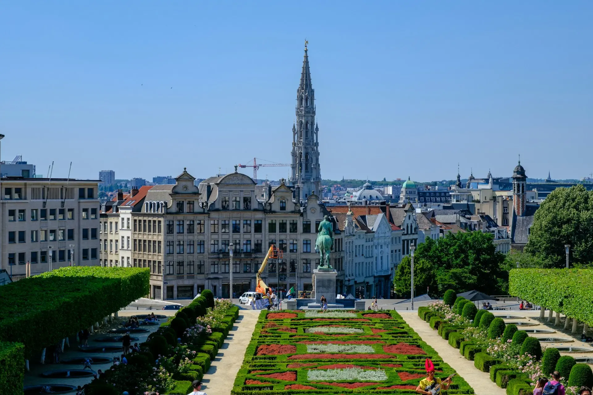 Los jardines del Mont des Arts con vistas a la torre del Ayuntamiento en Bruselas