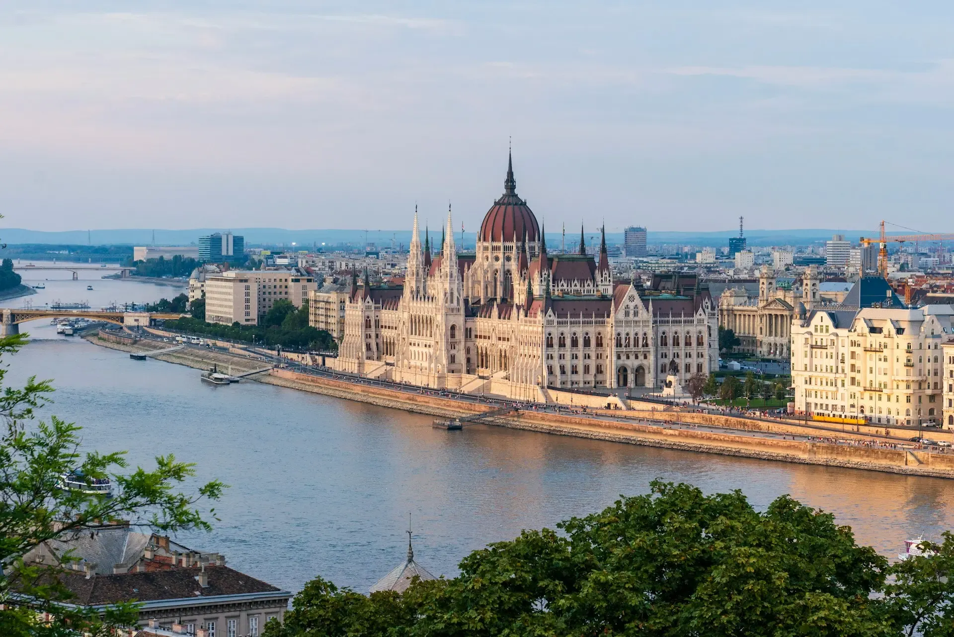 El Parlamento de Hungría a orillas del Danubio al atardecer en Budapest