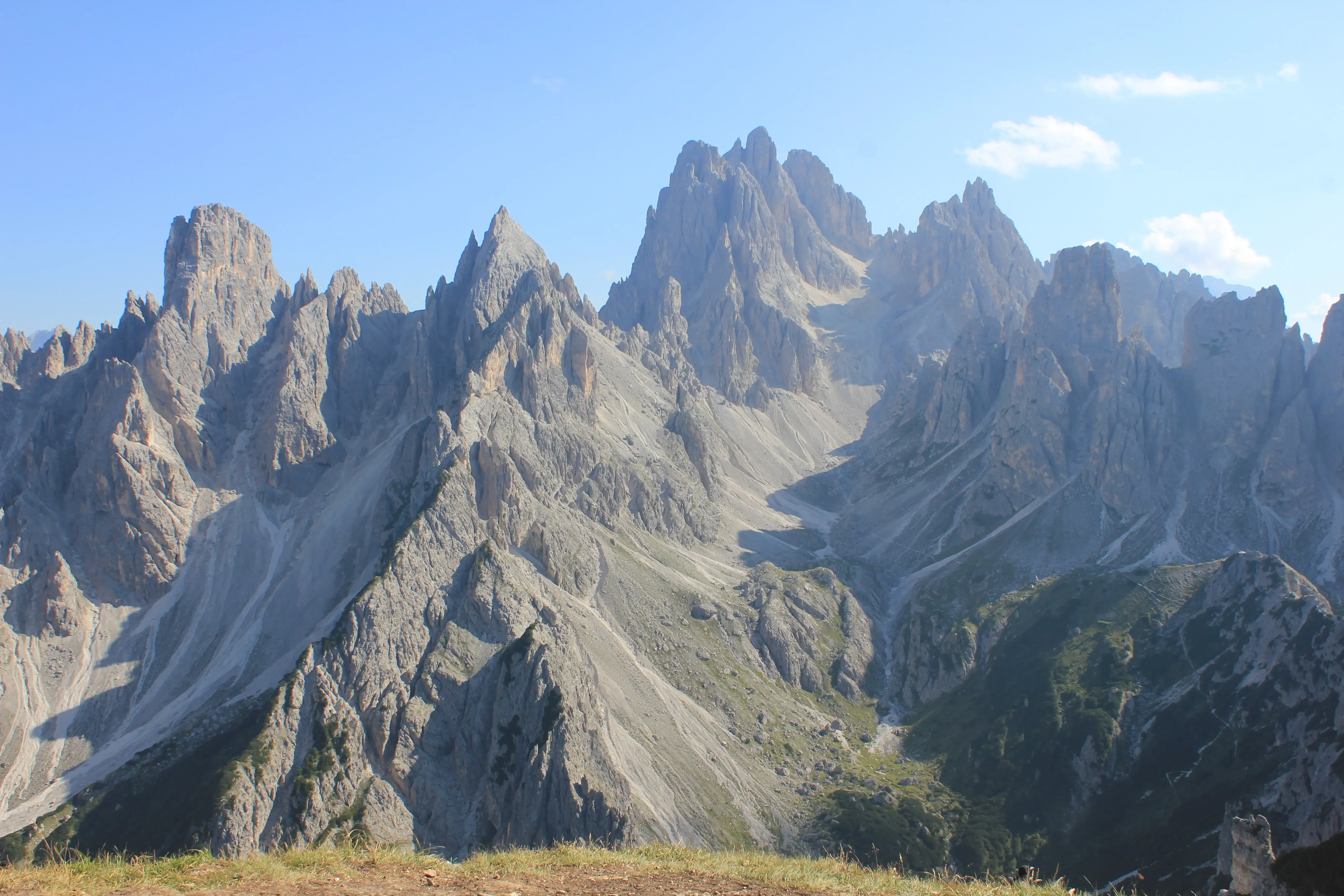 Mirador de Cadini di Misurina con las agujas de roca al fondo