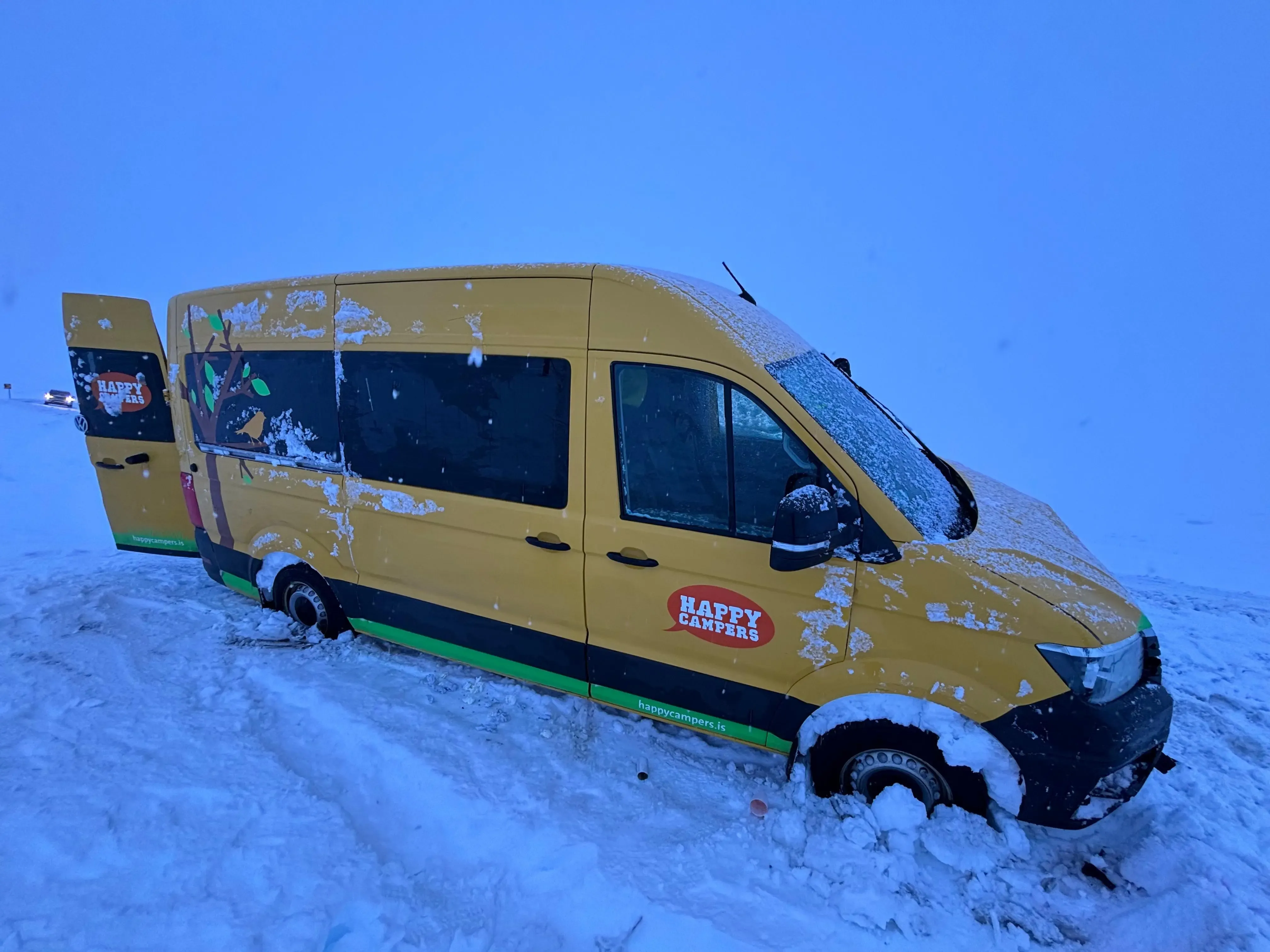 Nuestra camper atrapada en la nieve en Islandia