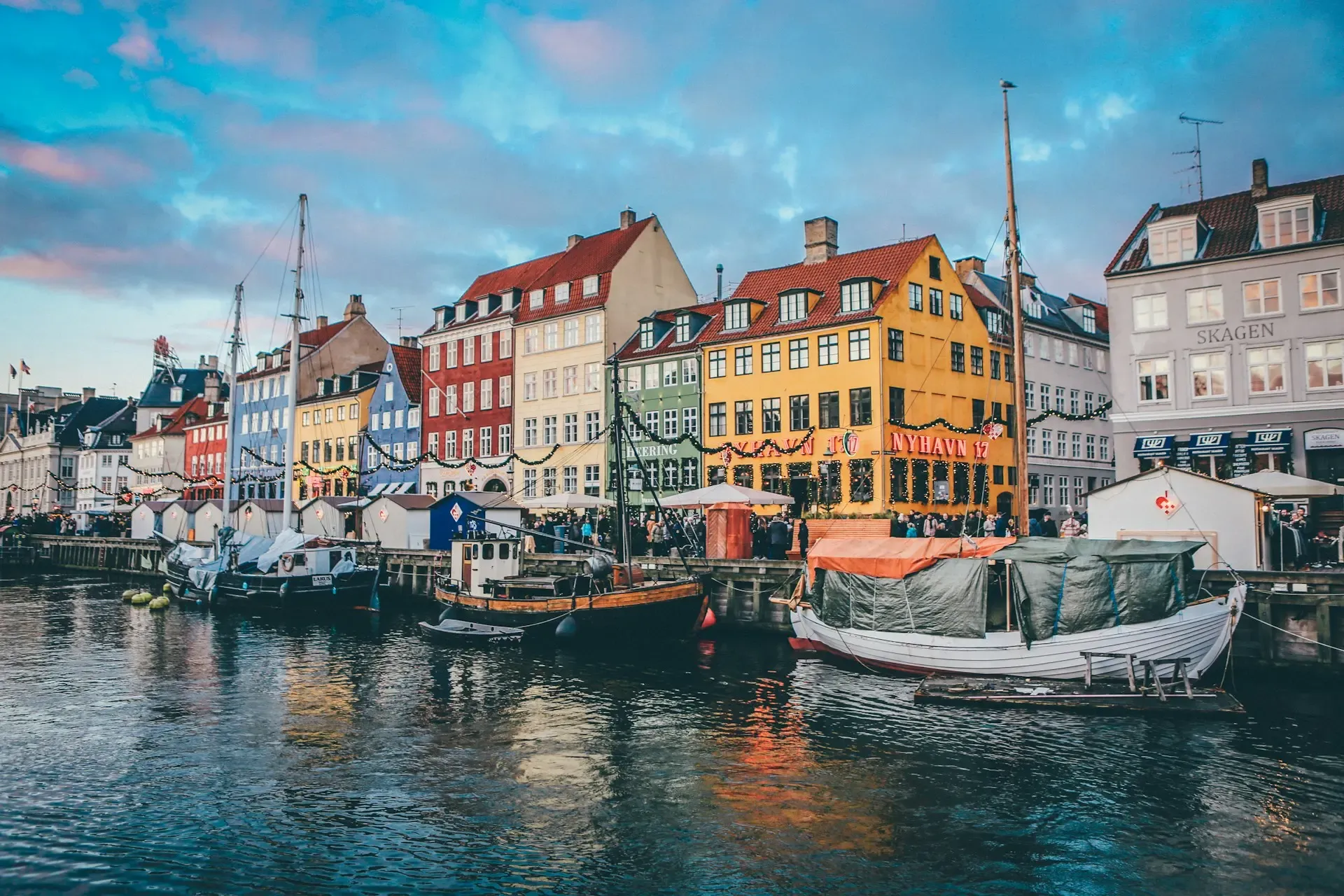 Casas de colores y barcos en el muelle de Nyhavn decorado para Navidad en Copenhague