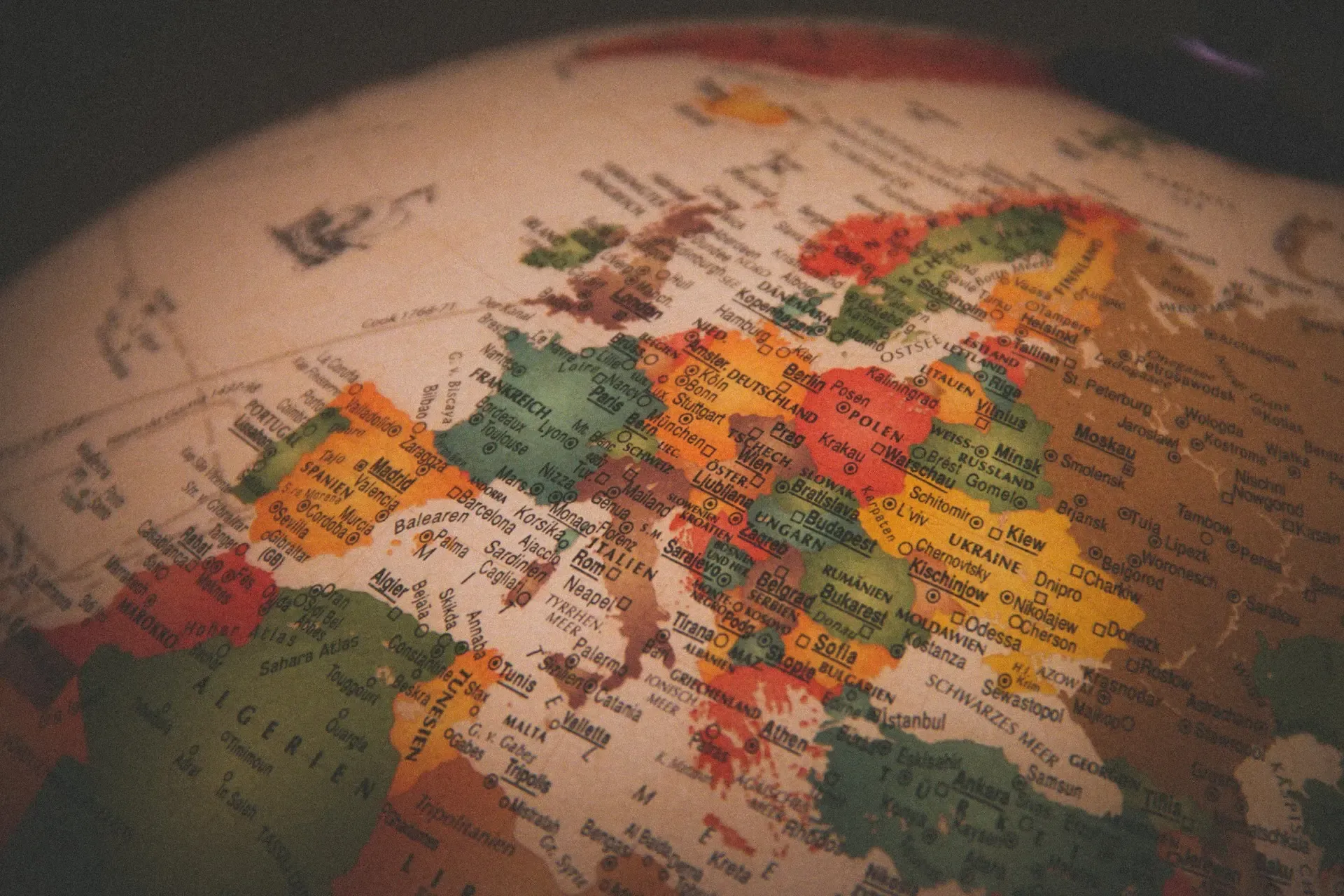 Globo terráqueo antiguo enfocado en el mapa de Europa