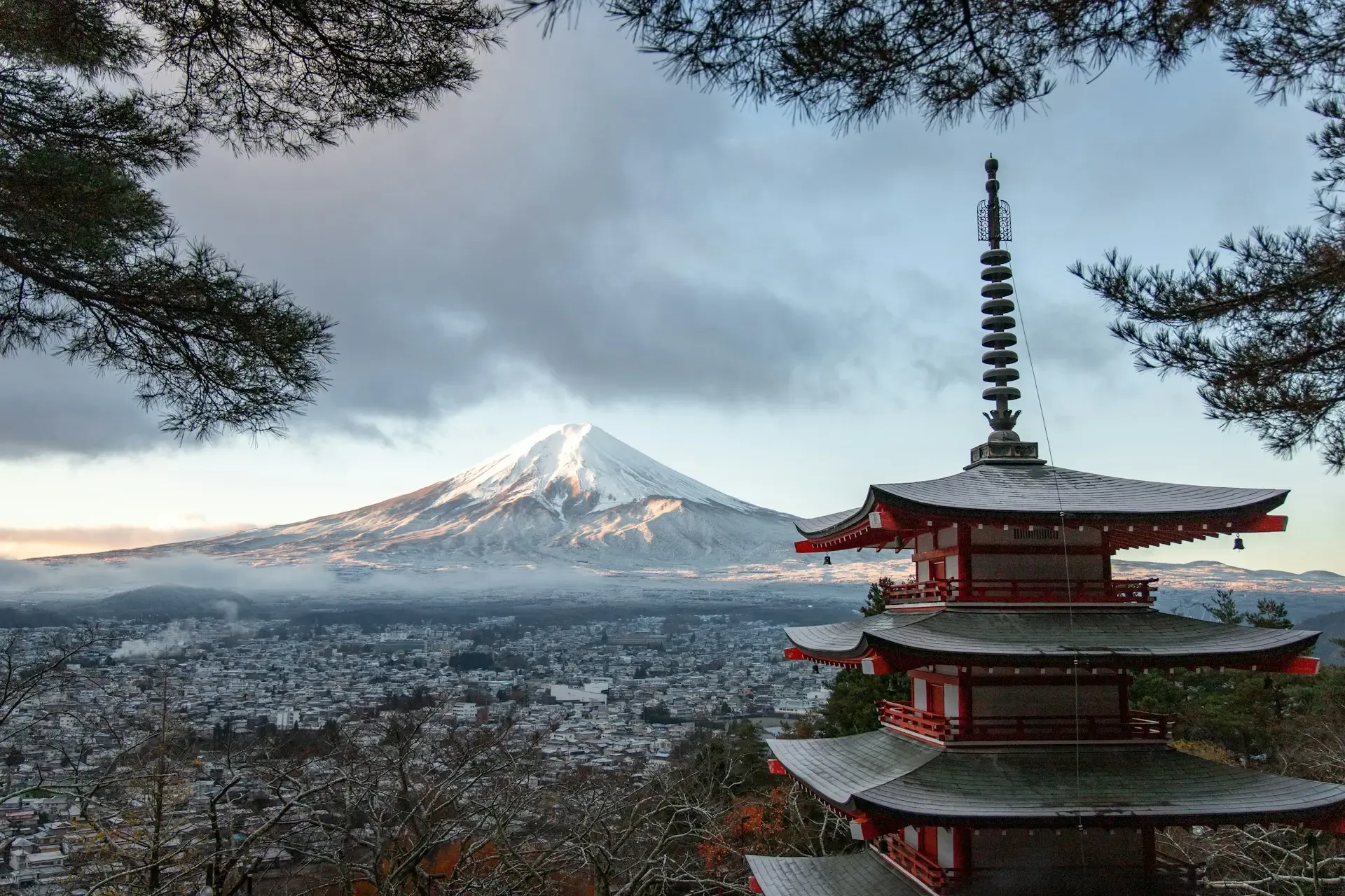 Pagoda Chureito con el monte Fuji nevado al fondo, Japón