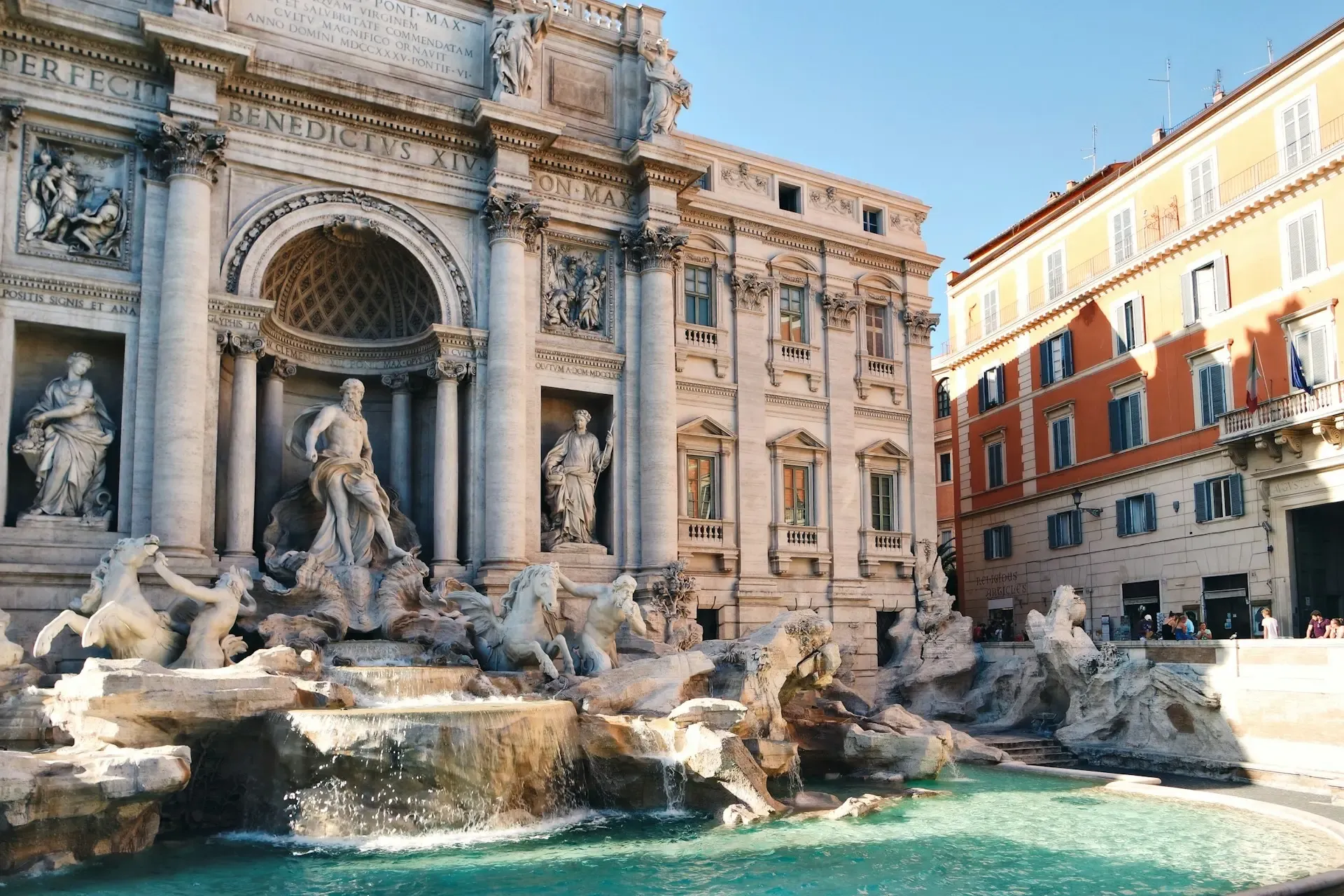 Fontana di Trevi en Roma con sus esculturas de mármol y el agua cayendo entre las rocas