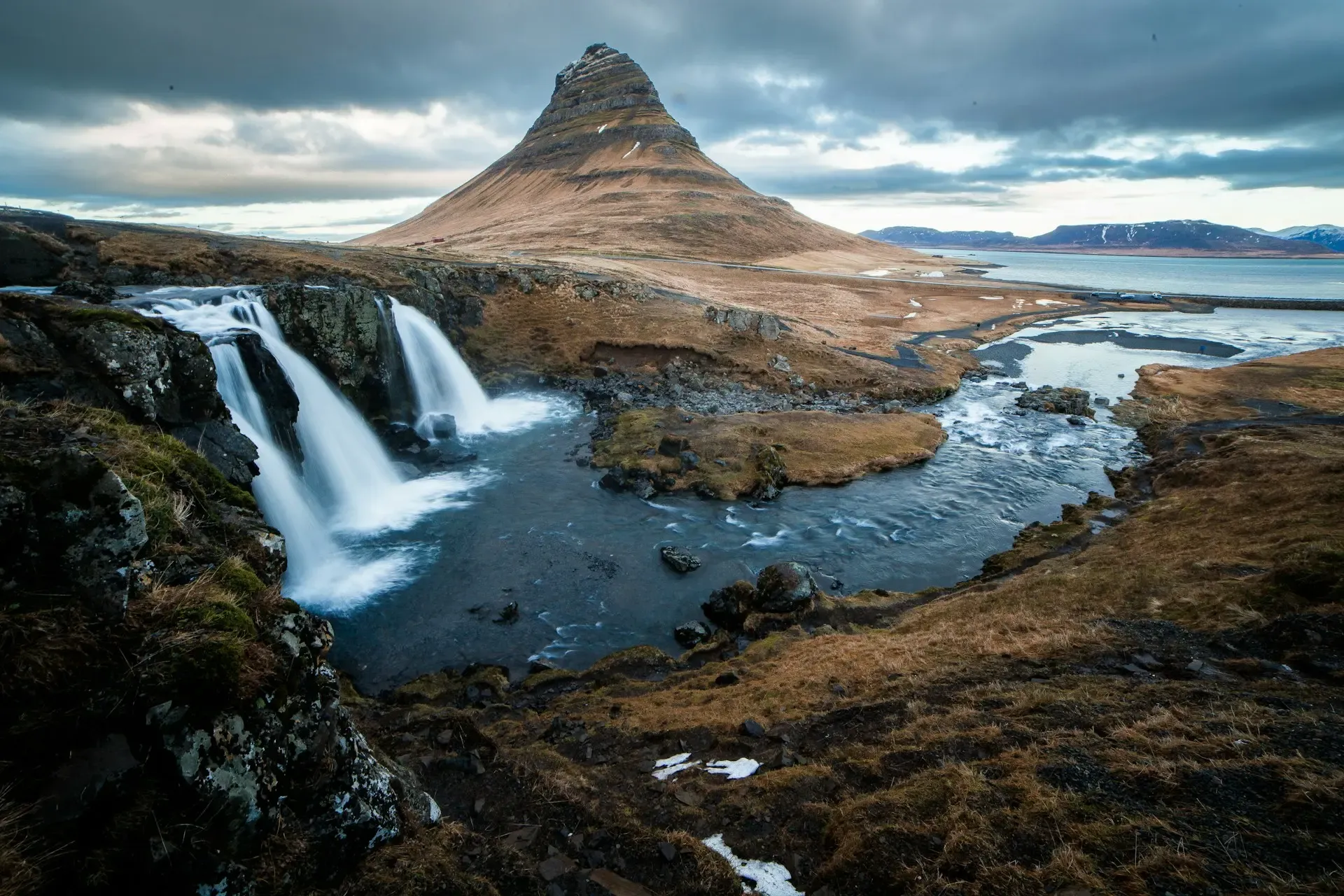 Montaña Kirkjufell con su cascada Kirkjufellsfoss en primer plano, Islandia