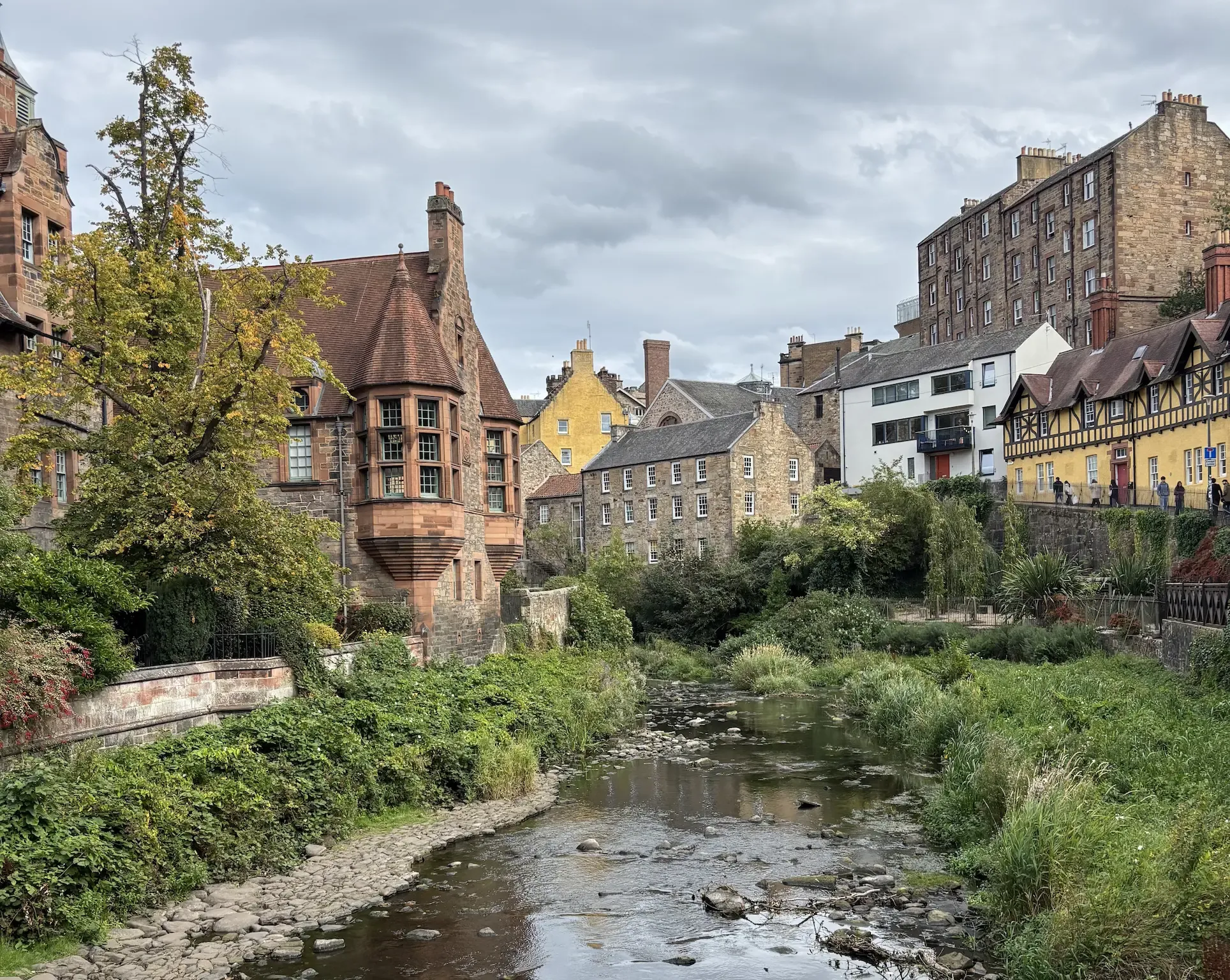 Casas históricas de piedra junto al río en Dean Village, Edimburgo