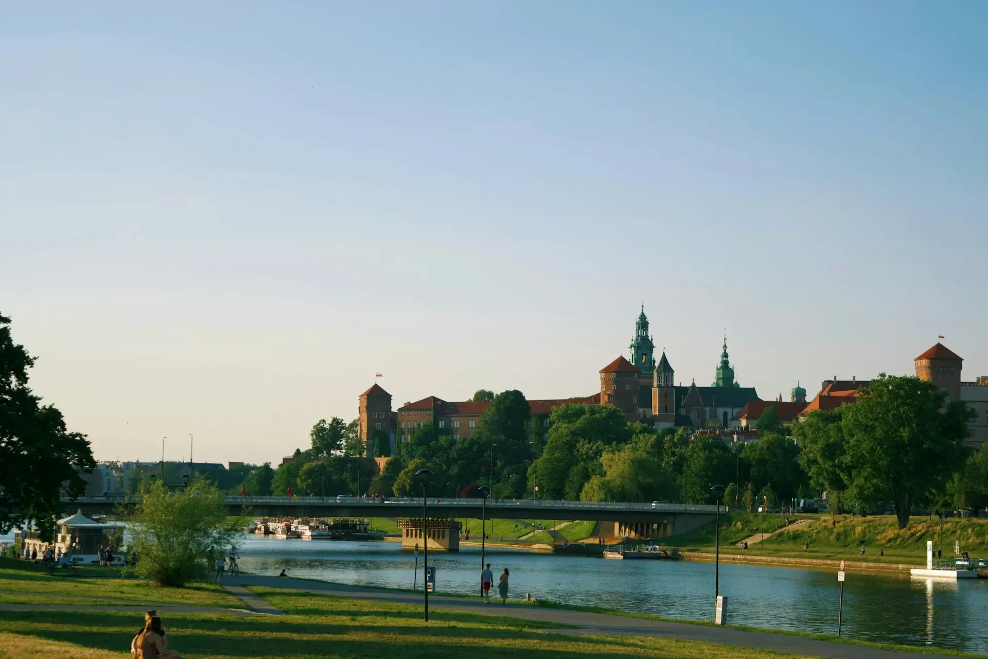 Castillo de Wawel en Cracovia visto desde la orilla del río Vístula al atardecer