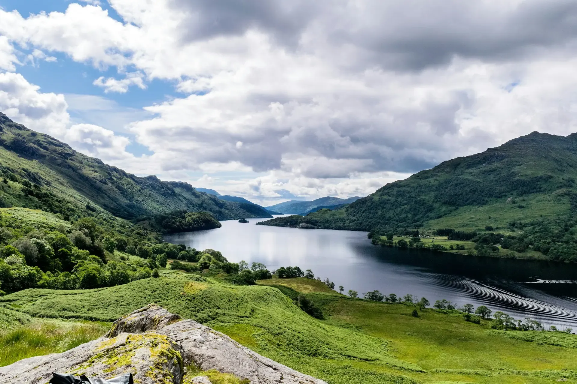Loch Lomond rodeado de colinas verdes en las Tierras Altas de Escocia