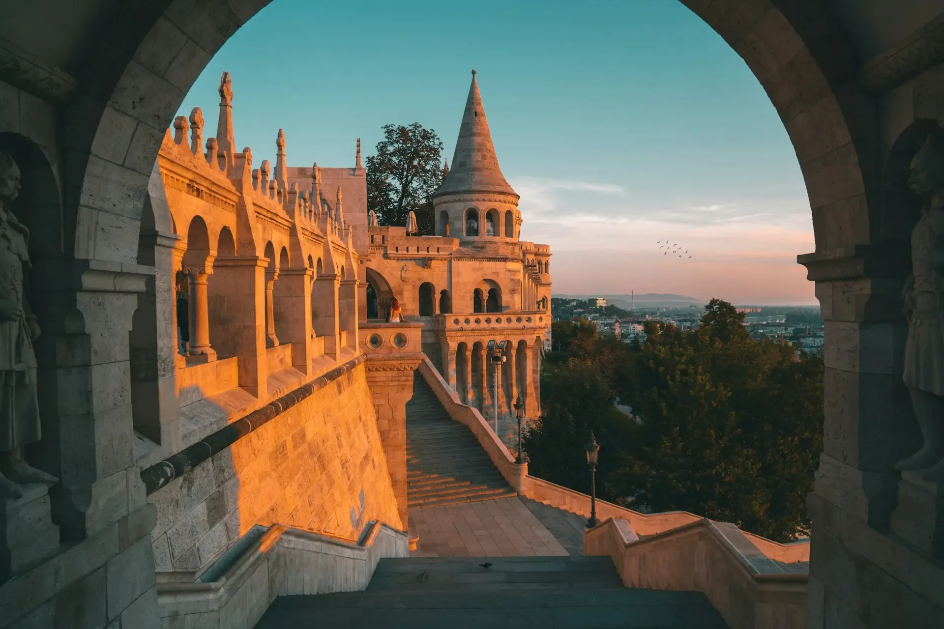 Bastión de los Pescadores en Budapest iluminado por la luz dorada del atardecer, con vistas a la ciudad