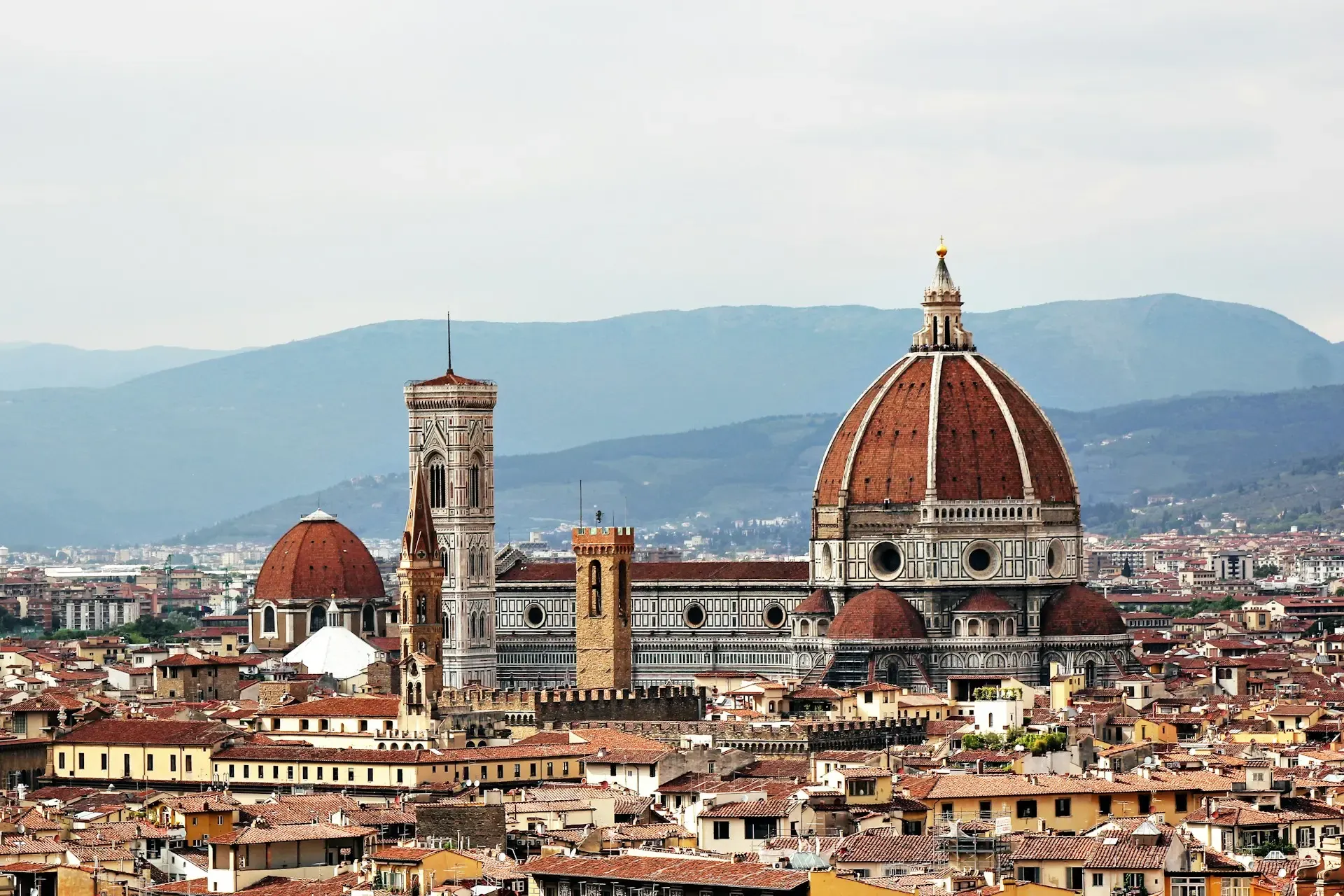 El Duomo de Florencia con su cúpula y campanario sobre los tejados de la ciudad