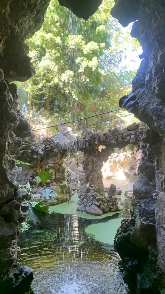 Gruta con cascada y lago en los jardines de la Quinta da Regaleira