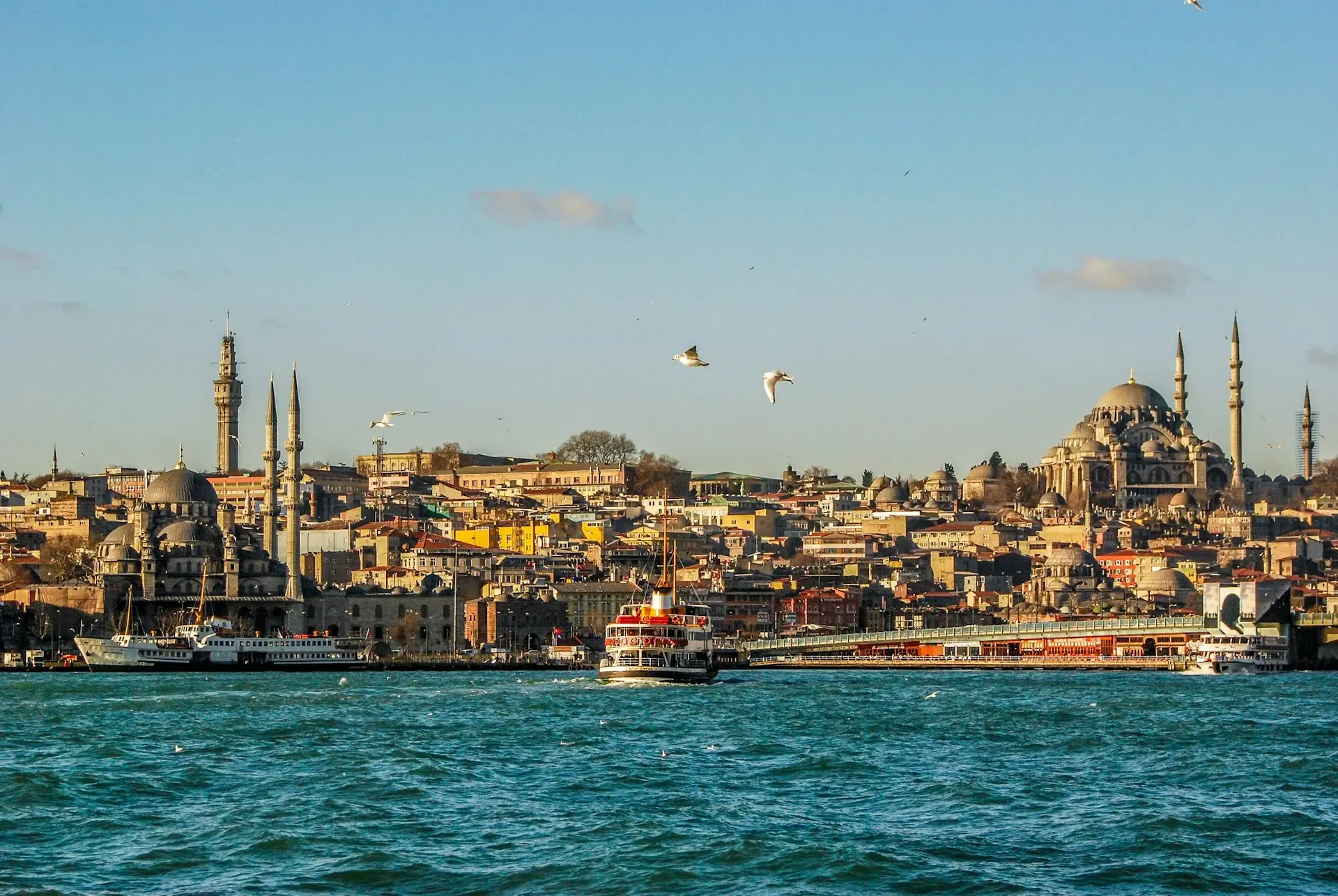 Vista de Estambul desde el mar con sus mezquitas, minaretes y un ferry en el Cuerno de Oro