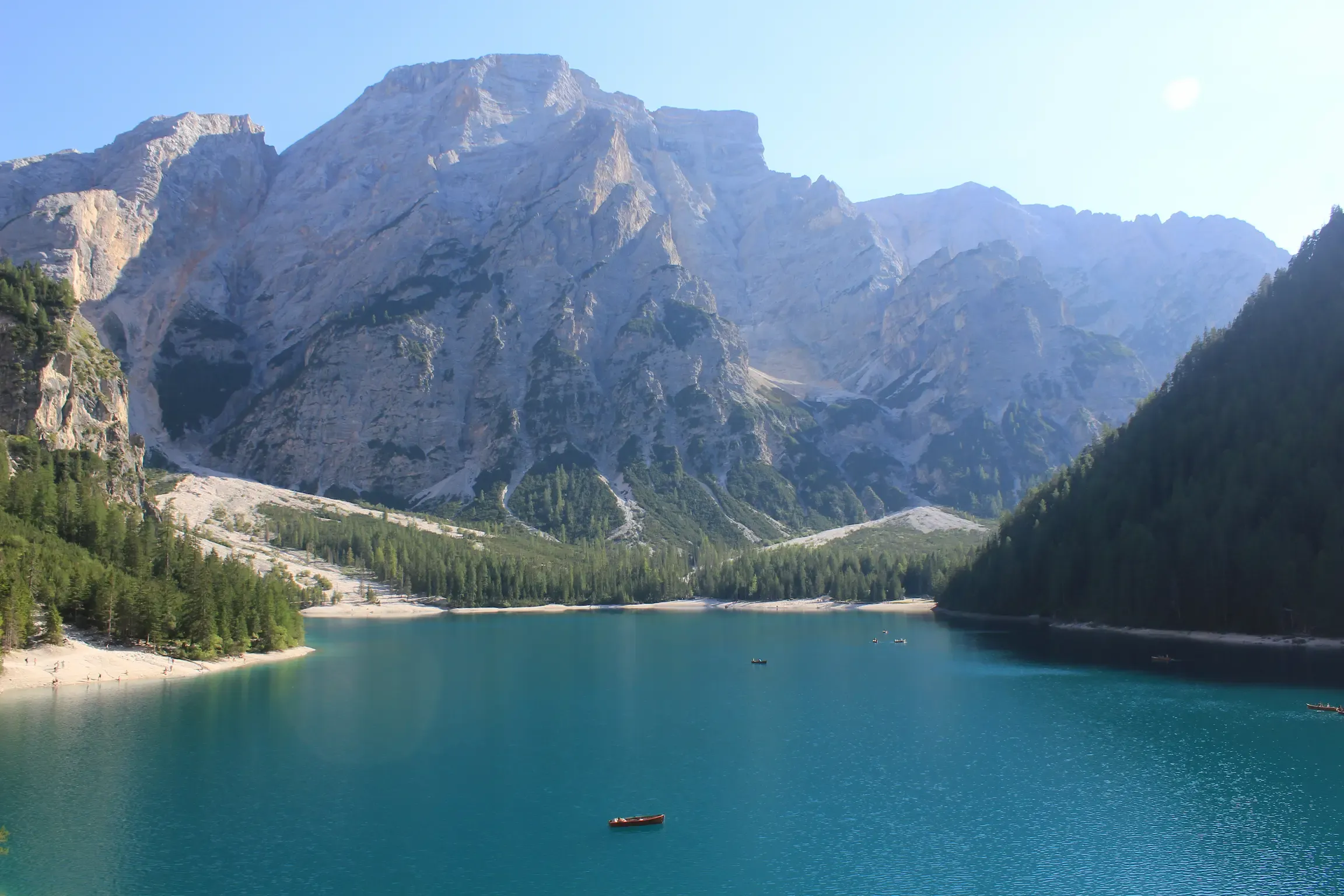 Lago di Braies con las montañas al fondo