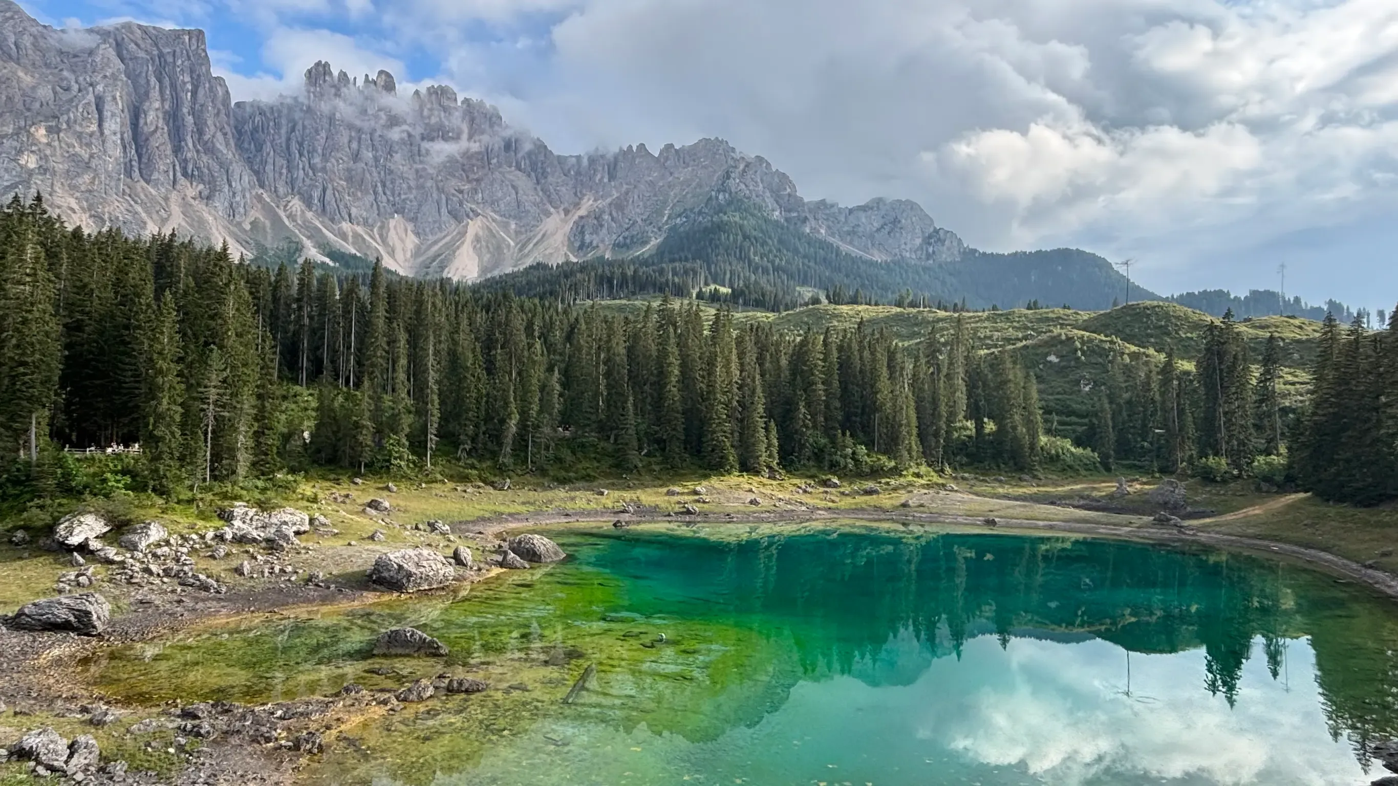 Lago di Carezza con el macizo del Latemar reflejado en el agua