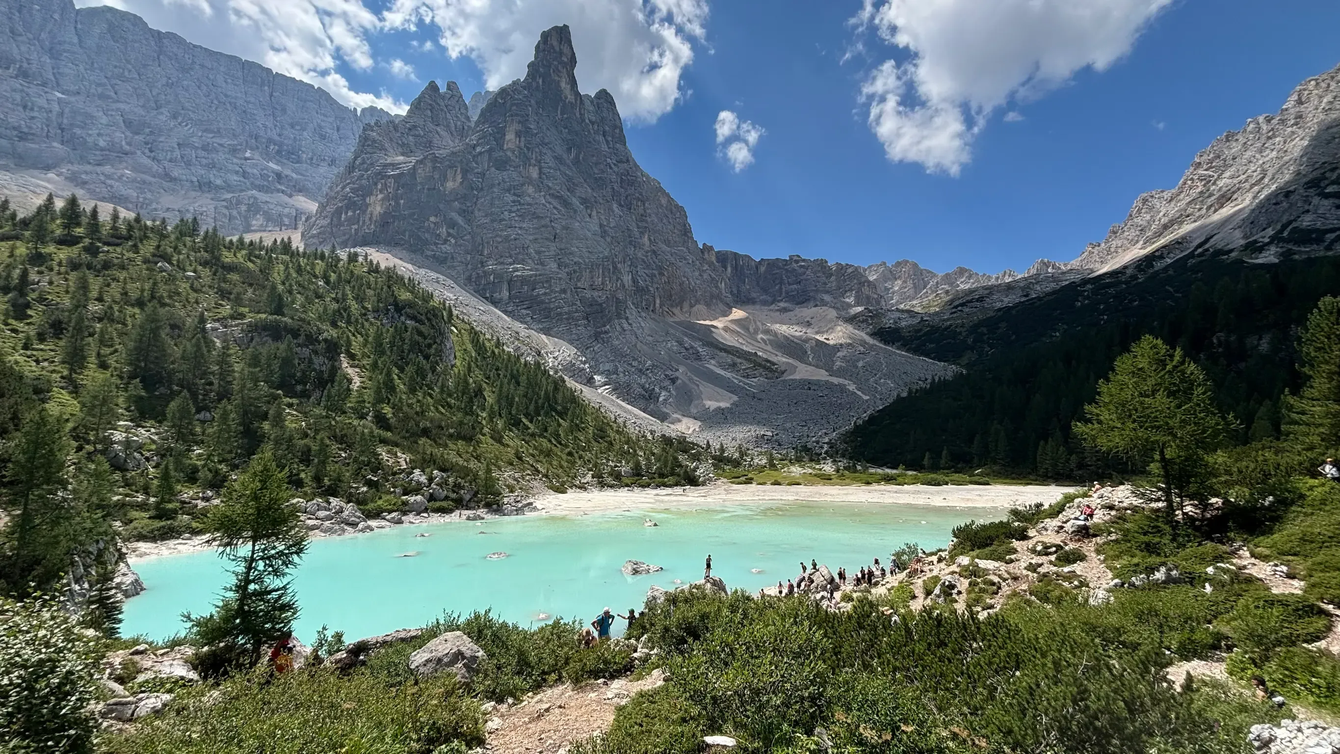 Aguas turquesas del Lago di Sorapis rodeadas de paredes de roca