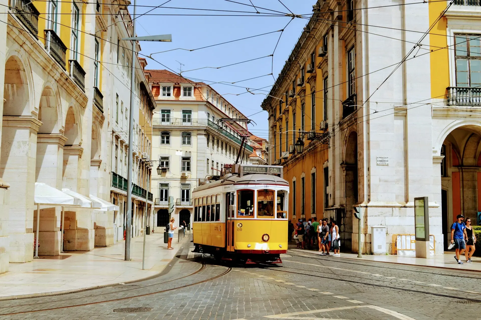 Tranvía amarillo histórico circulando por una calle del centro de Lisboa