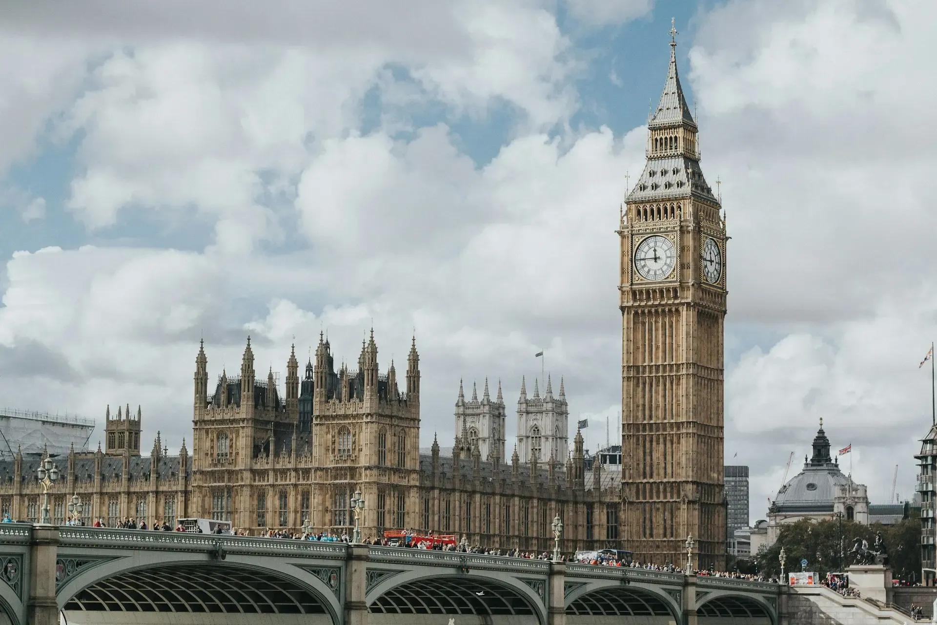 El Big Ben y las Casas del Parlamento junto al puente de Westminster en Londres