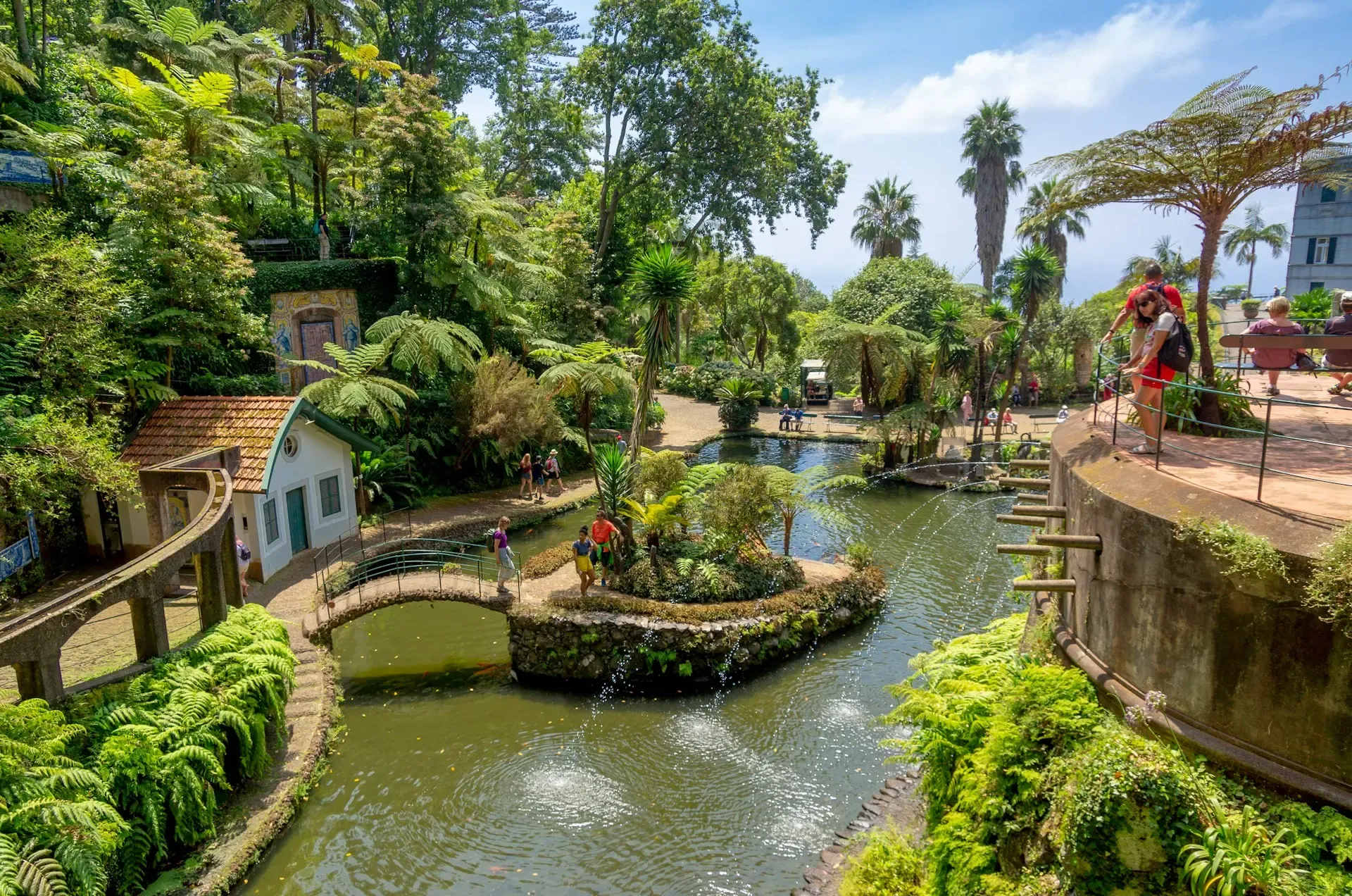 Jardín tropical de Monte Palace con estanques y vegetación exuberante en Madeira