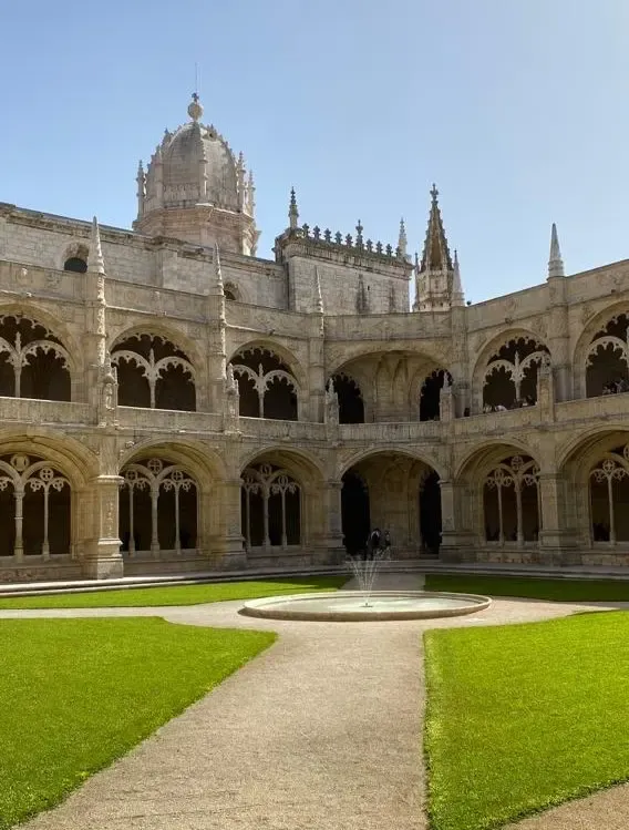 Claustro de dos pisos del Mosteiro dos Jerónimos en Belém