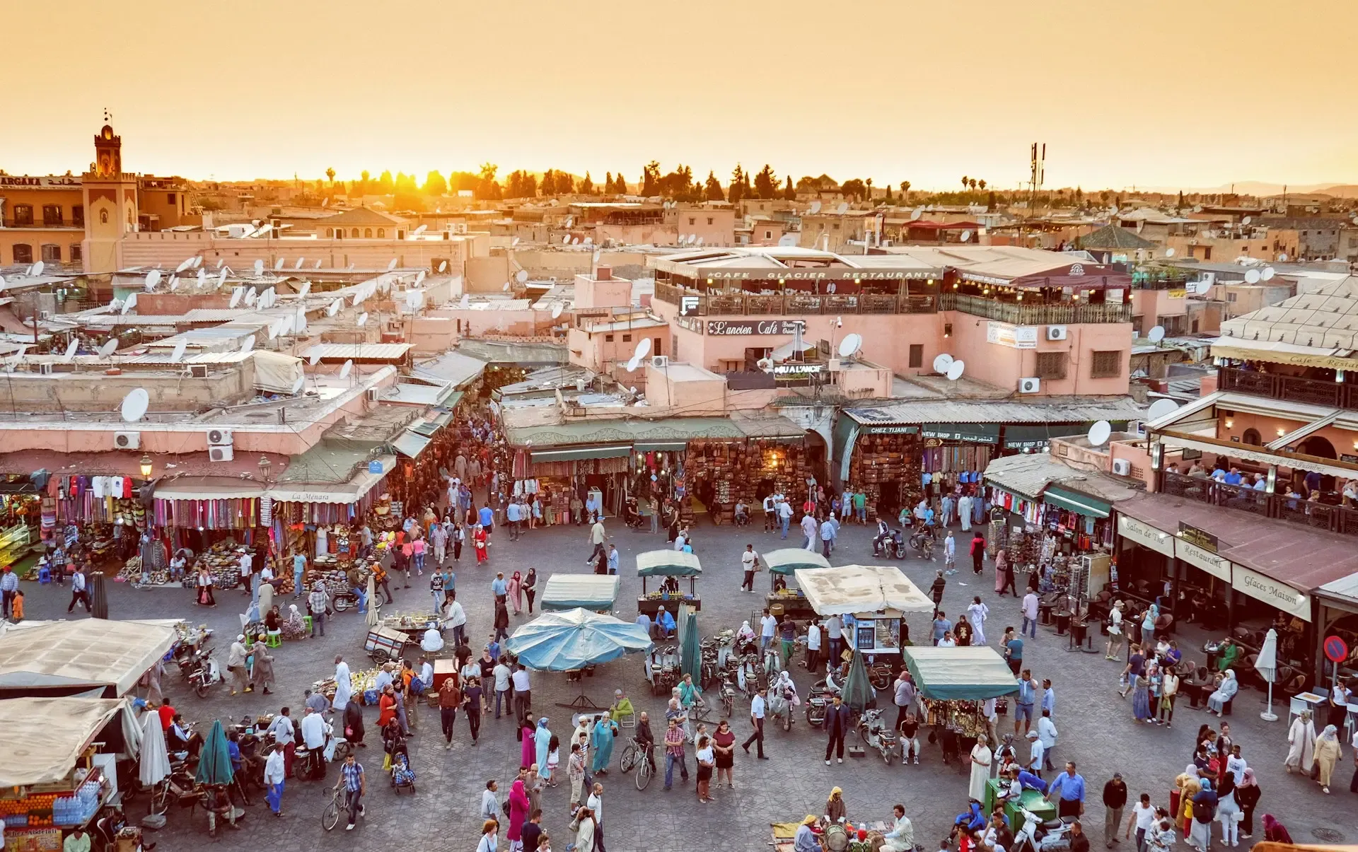 La plaza Jemaa el-Fna de Marrakech llena de puestos y gente al atardecer, Marruecos