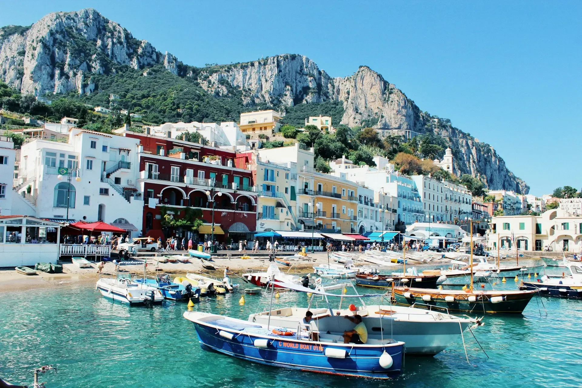 Puerto de Capri con barcas de colores y acantilados, en el golfo de Nápoles