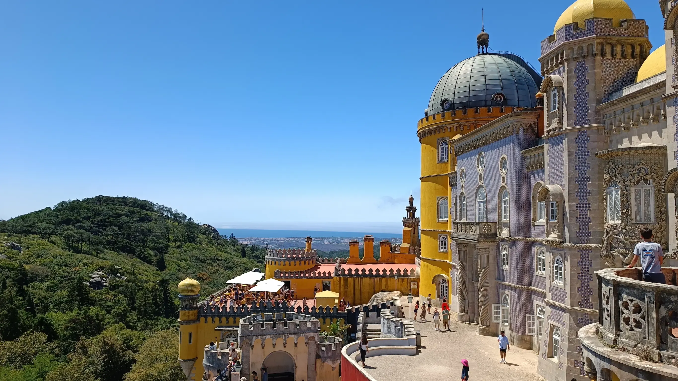 Palacio da Pena con sus torres amarillas y la sierra de Sintra al fondo