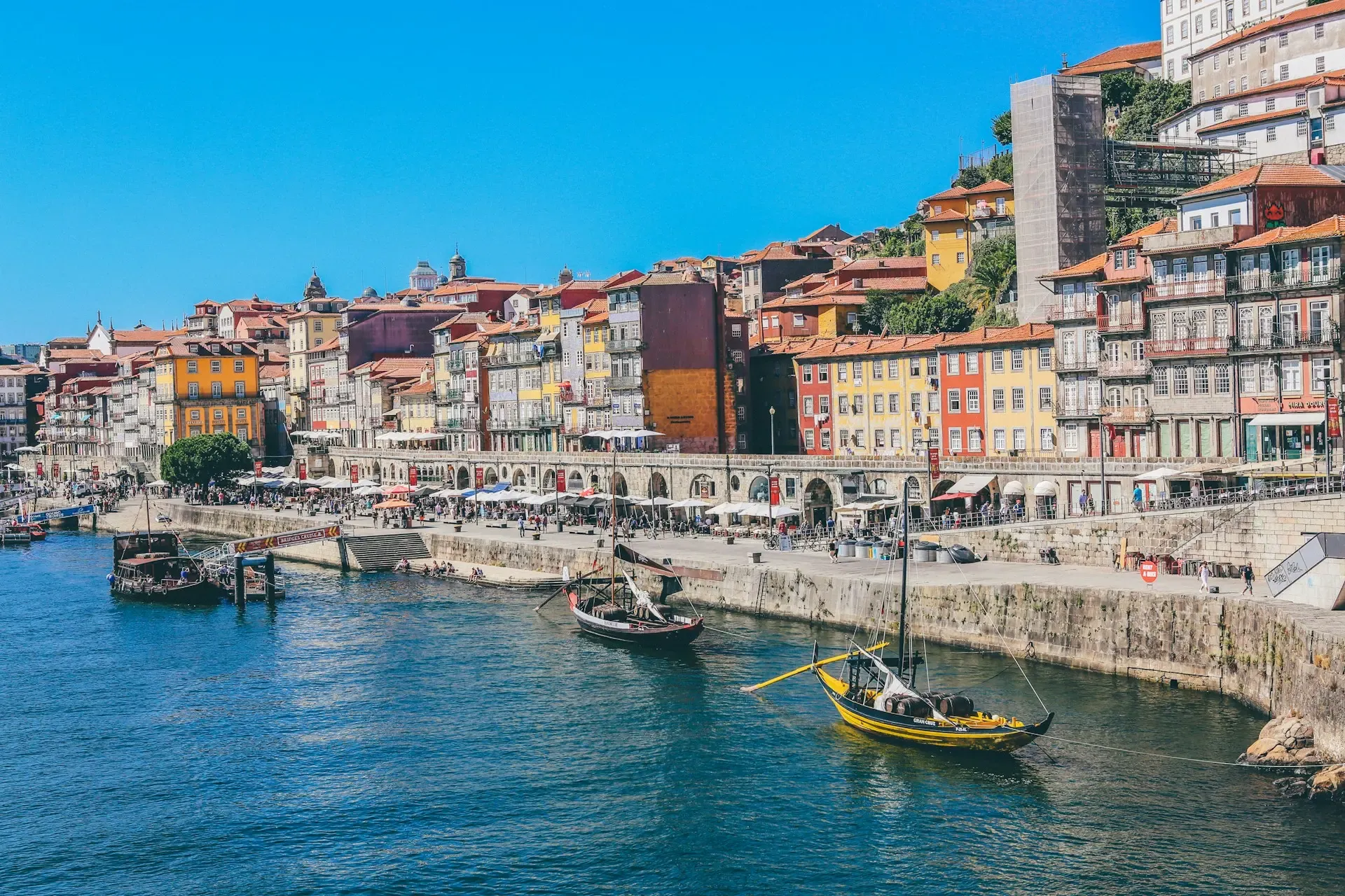 Casas de colores del barrio de la Ribeira y barcos rabelo en el río Duero, Oporto