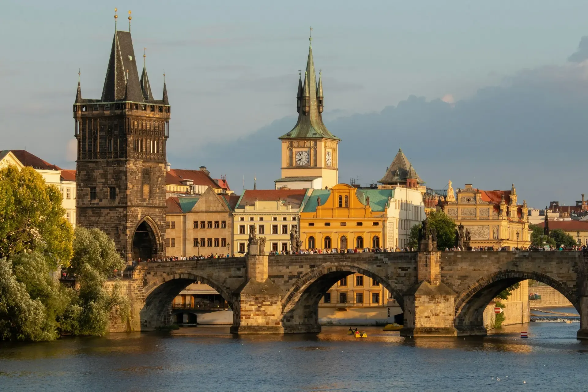 El Puente de Carlos sobre el río Moldava con la Torre de la Ciudad Vieja al atardecer en Praga