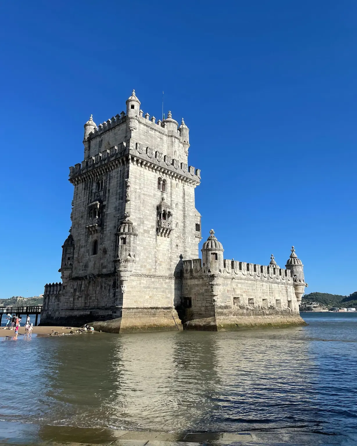 Torre de Belém sobre el Tejo con la marea baja