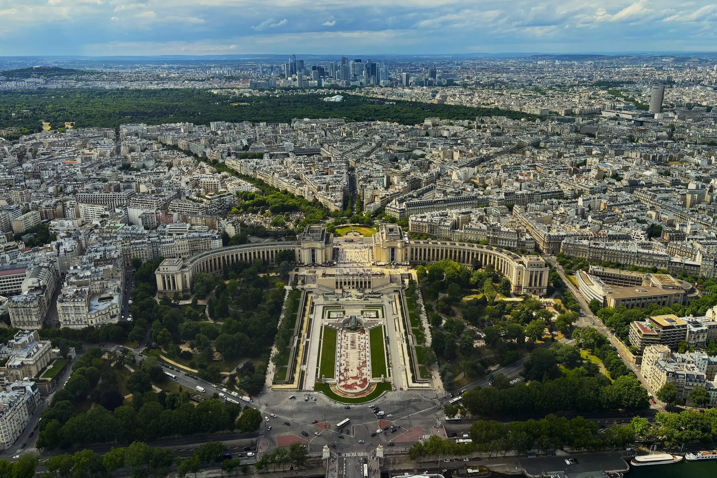 Vistas de París desde lo alto de la Torre Eiffel, con el Trocadéro y los jardines del Palacio de Chaillot abajo