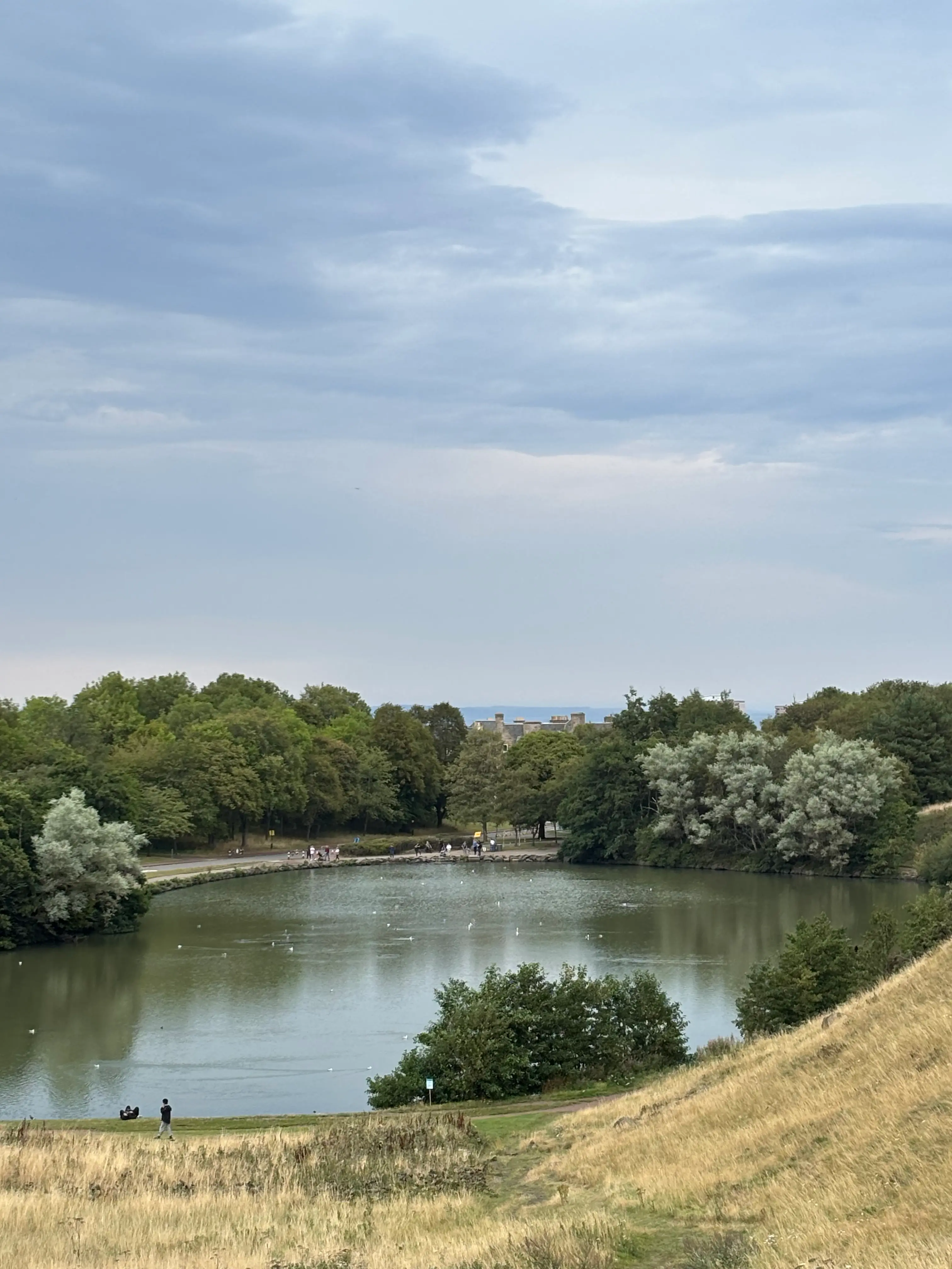 Lago de camino a la cima de Arthur's Seat