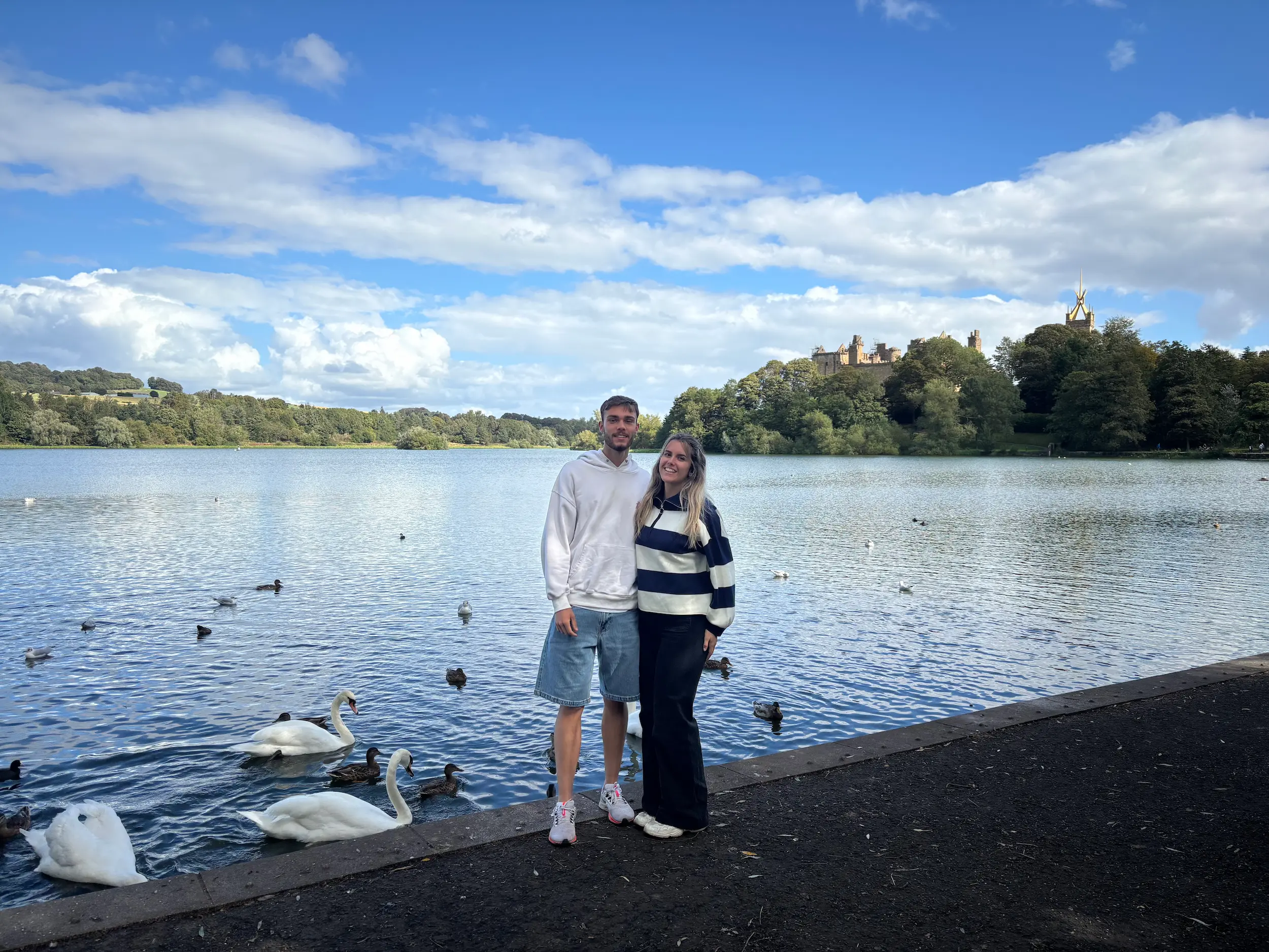 Lago de Linlithgow con el palacio de fondo