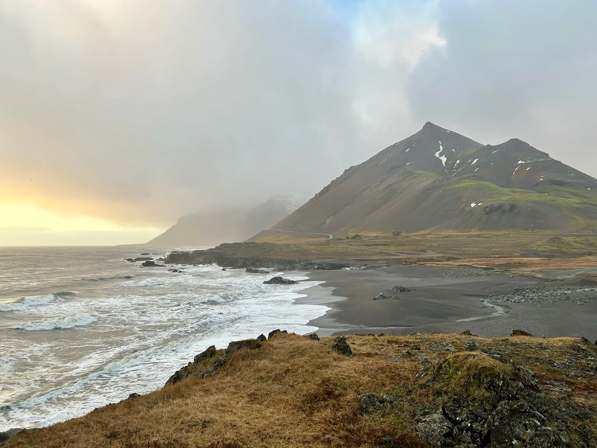 Playa de Fauskasandur en los fiordos del este de Islandia