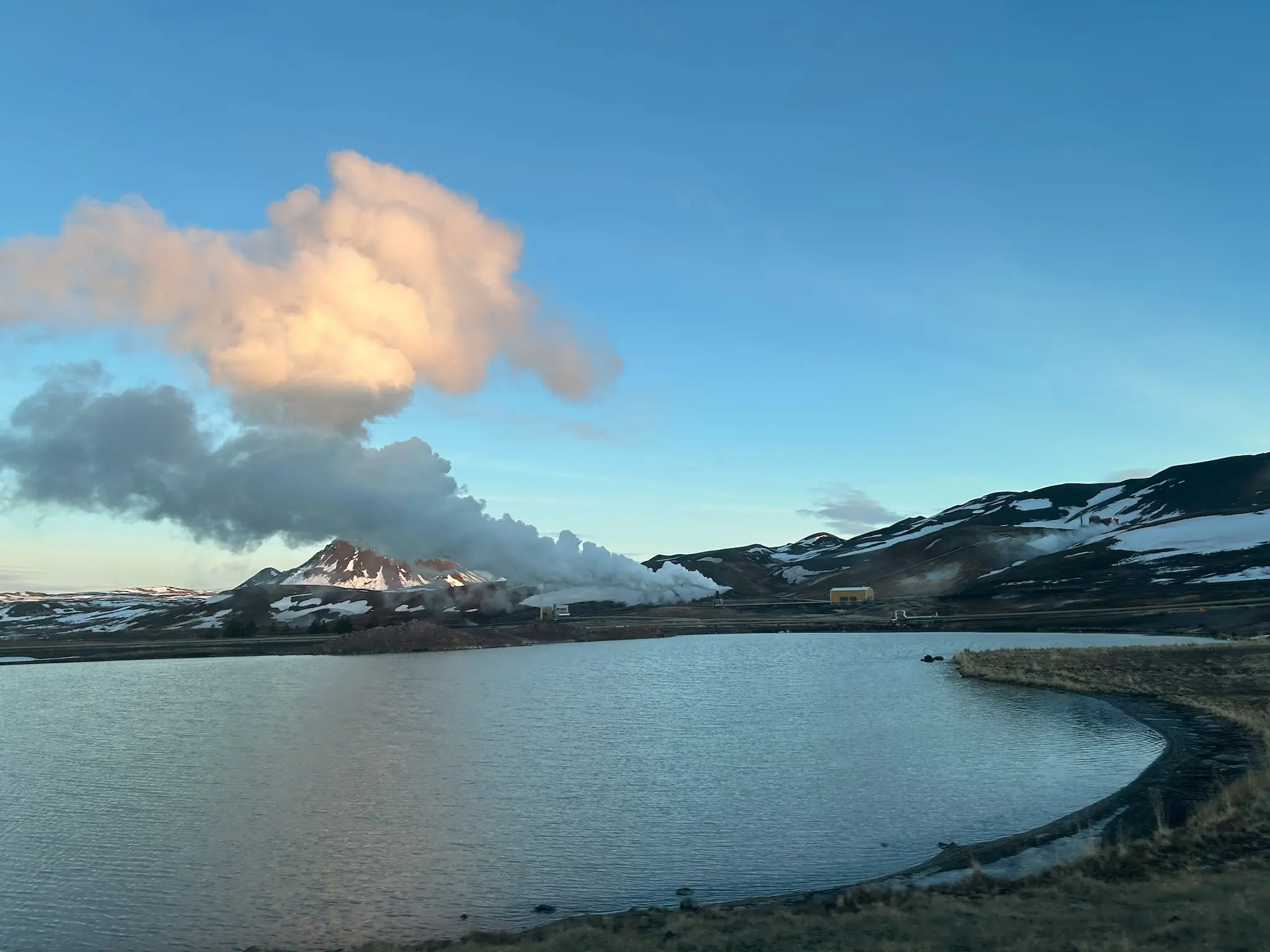 Área geotermal de Hverir con fumarolas y pozas de barro hirviendo